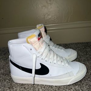 Nike Women’s Blazer Mid ‘77 size 7
